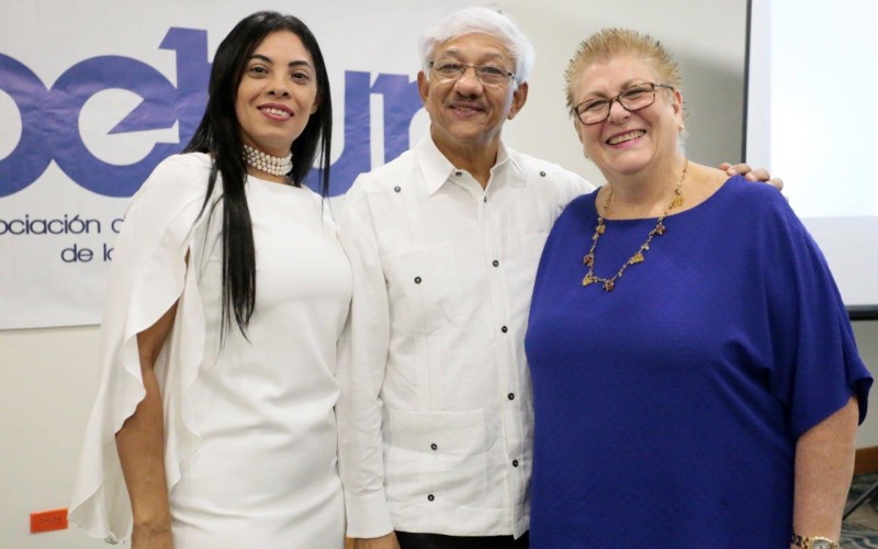 María Zobeida Vargas, Osvaldo Soriano y Elizabeth Tovar.